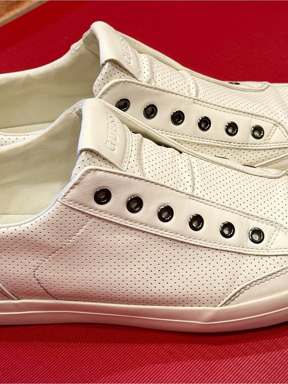 GUESS Men's Shoes Slip-On Low-Top Sneakers Men's size 11 leather White Leather
